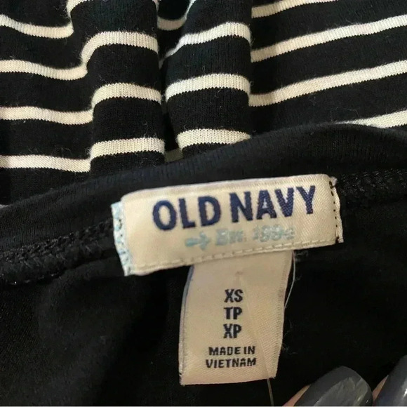 Old navy striped sleeveless top size xs black and white - Picture 2 of 4